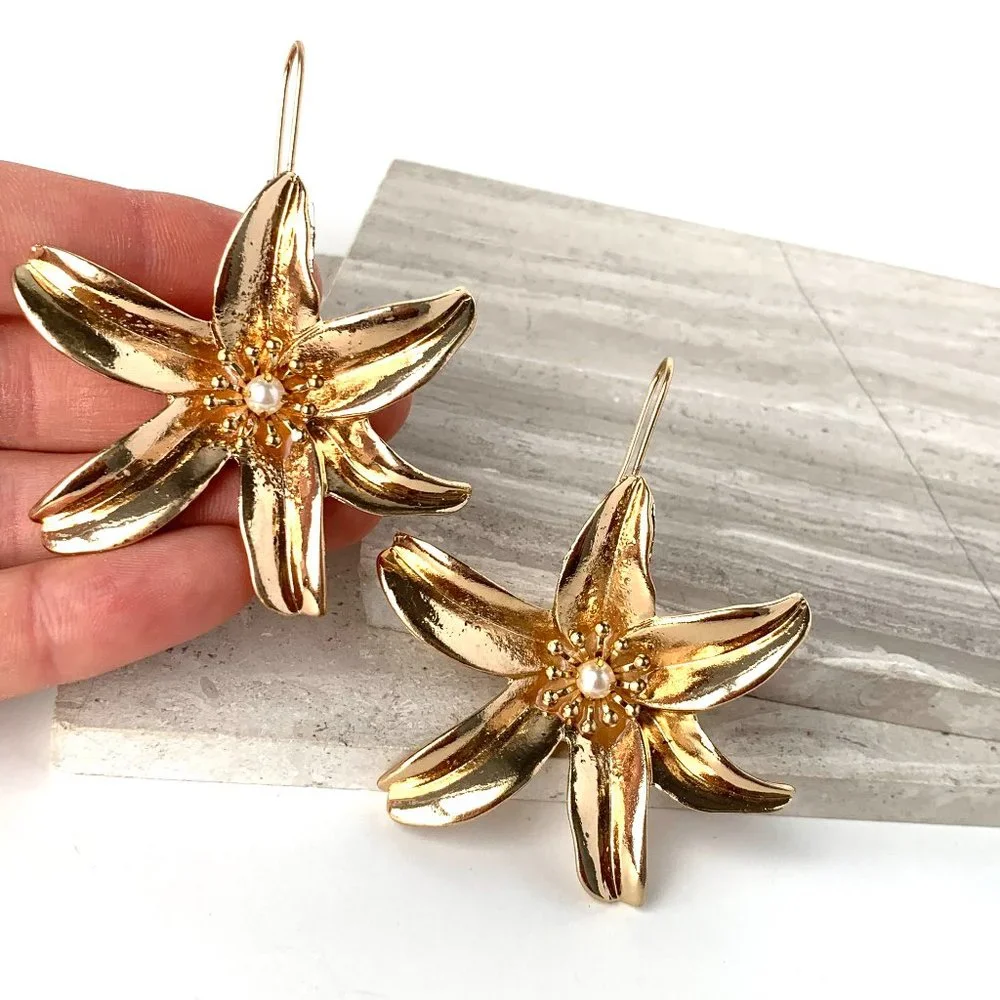 New ~ Zara Large Pearl Flower Earrings - Picture 6 of 7